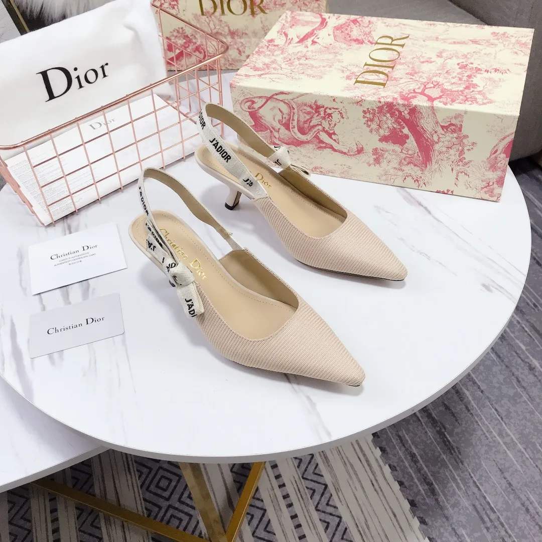 👟👟Ex-factory price 480👟👟 Women's shoes, women's clothing, special material 👟👟Ex-factory price 400👠👠👟👟 👟👟 Dior's popular sandals are new🔥 🔥 The same style of the year's most popular Internet celebrities and celebrities💁 💁. The fabric is imported; calf patent leather (special material), the lining and feet are made of calf leather lining🐑. Original molded heel, heel height 10Cm 6.5cm💘 flat bottom 1.5cm, original molded metal outsole with five-pointed star LOGO mark👟👟. Original bow, 💅 Italian leather outsole. 👄💋 Full set of packaging (clamshell box, cloth bag, card, invoice, one-to-one wrapping paper) 34 40 41 customized